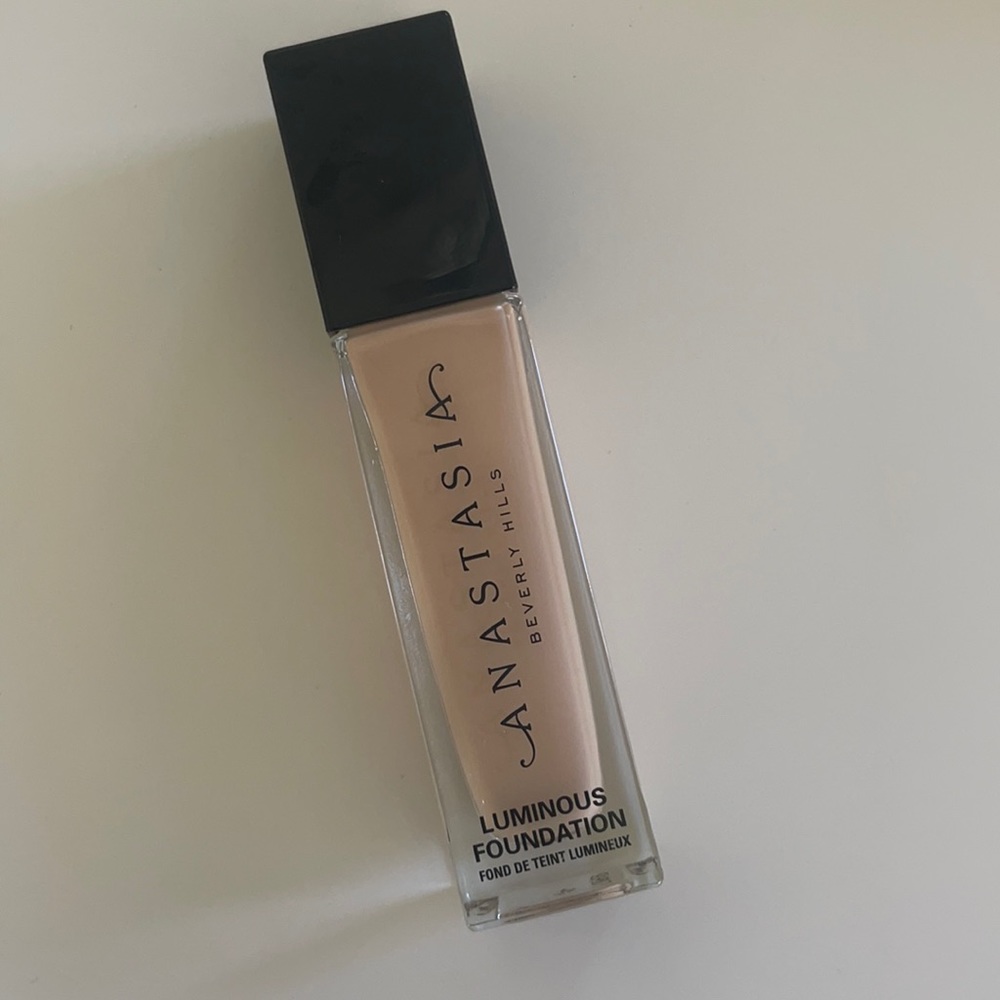 Anastasia Luminous Foundation 140 N